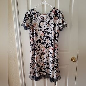 SjS dresses Floral dress with a beautiful sheer tirm.